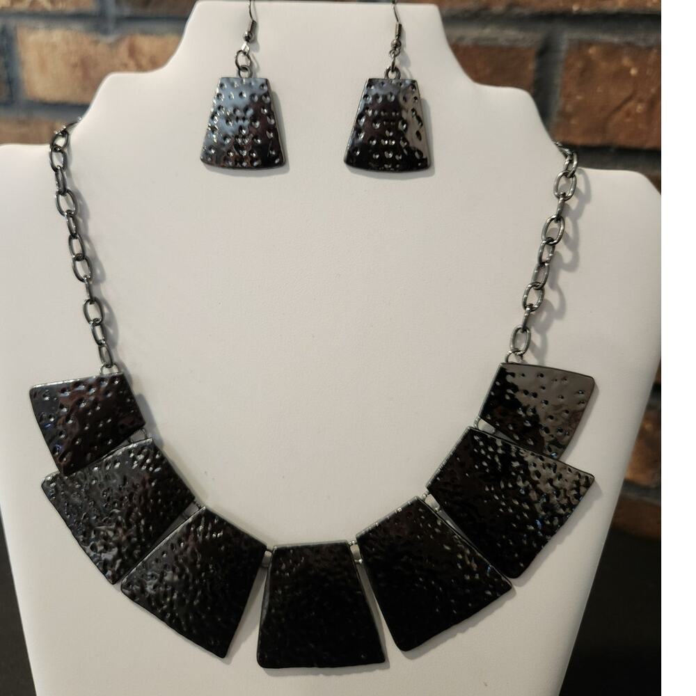 Textured Hammered Gunmetal Gray Plates Necklace and Matching Earrings